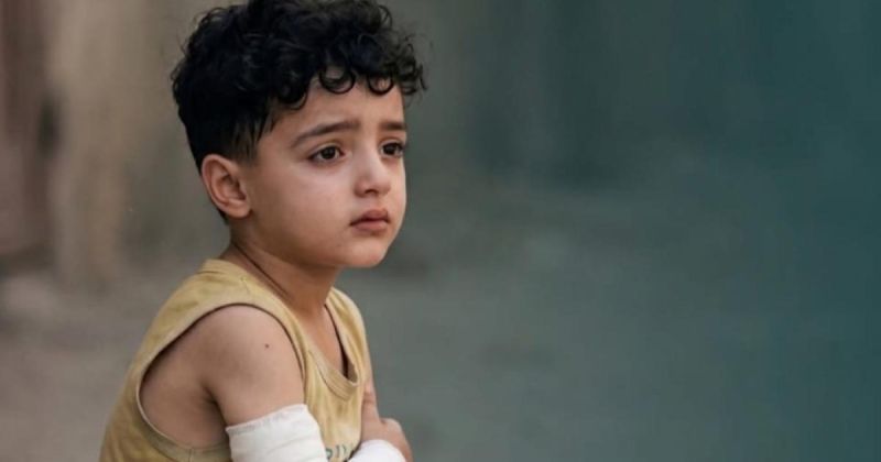الطفل سامي أبو سالم ينجو وحيدًا من مجزرة أبادت أسرته في دير البلح