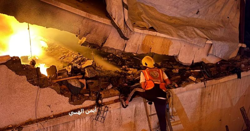 الدفاع المدني: انتشال جثامين أم وأطفالها من تحت أنقاض منزل استهدفه الاحتلال