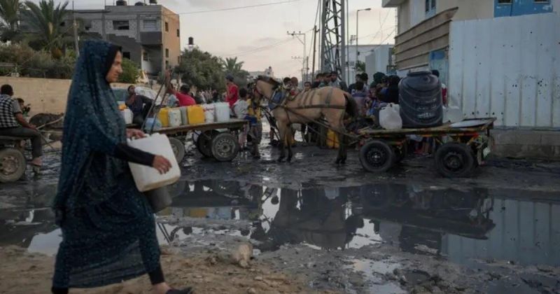 الحر والصرف الصحي يهددان حياة النازحين في مراكز الإيواء بغزة