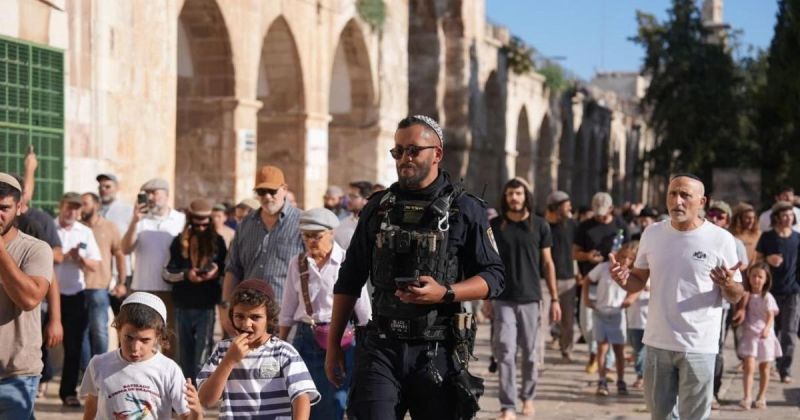 أكثر من 900 مستوطن يقتحمون الأقصى بحراسة شرطة الاحتلال