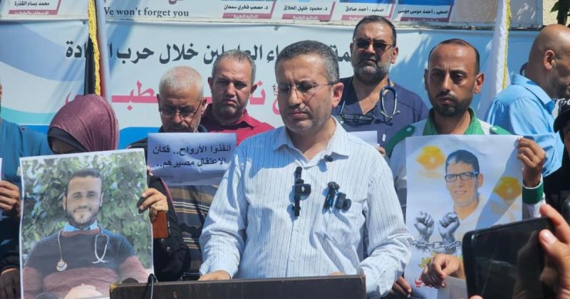 وقفة احتجاجية في مجمع ناصر للمطالبة بالإفراج عن الكوادر الطبية من سجون الاحتلال