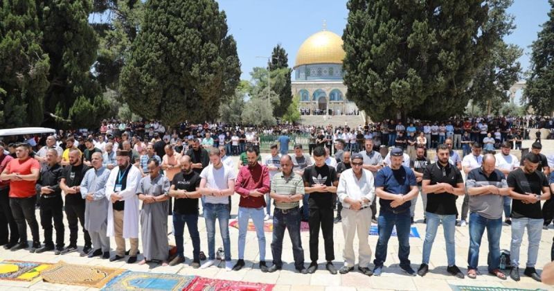 آلاف الفلسطينيين يؤدون صلاة الجمعة في الأقصى رغم تشديدات الاحتلال