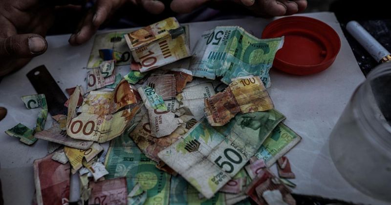أزمة السيولة بغزة.. اقتصاد يختنق ومواطنون يدفعون الثمن