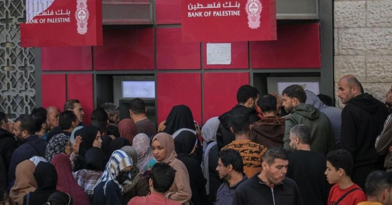تجميد أموال الغزيين يفتح مواجهة قانونية مع بنك فلسطين