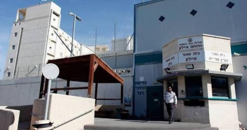 اعتداءات وعزل وتجويع.. تحذيرات من أوضاع قاسية لأسرى غزة في سجن الرملة