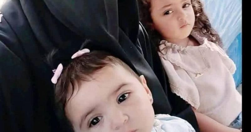 بين طفلتين .. أم فلسطينية تواجه أصعب قرار في حياتها