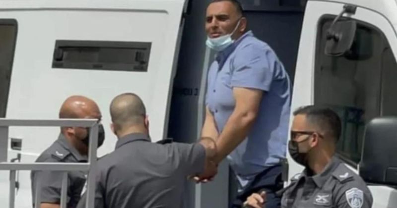 الاحتلال يحتجز وزير شؤون القدس أشرف الأعور خلال مجلس عزاء في سلوان