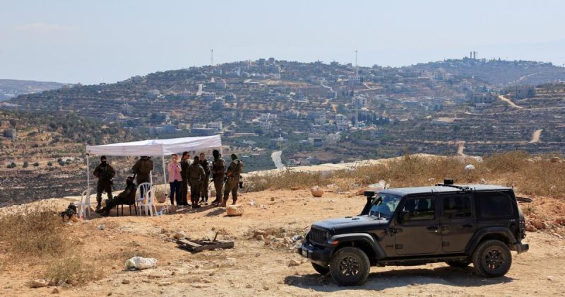 تحت حماية جيش الاحتلال.. 7 فلسطينيين يصابون في اعتداءات للمستوطنين بالضفة