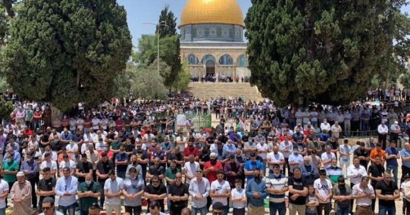 70 ألف فلسطيني يتحدّون حصار القدس ويؤدون صلاة الجمعة في الأقصى