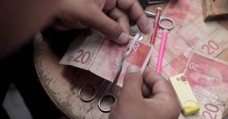 موظفون يواجهون أزمة في شراء احتياجاتهم الأساسية