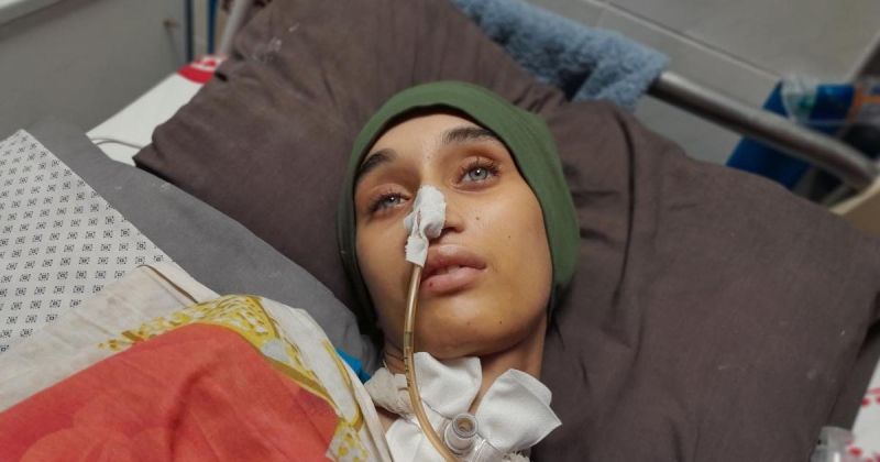 بتول المشهراوي.. عامٌ من الانتظار على سرير العلاج في غزة