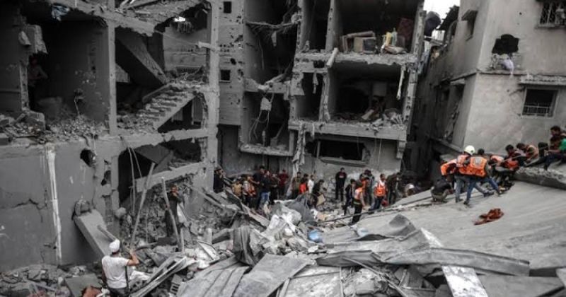 الدفاع المدني ينتشل رفات 12 شهيدًا من تحت أنقاض منزل في حي الزيتون