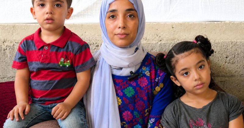 أسيل أبو عميرة.. أم فلسطينية عالقة بين حربين، تنتظر أن تجمعها الحياة بزوجها