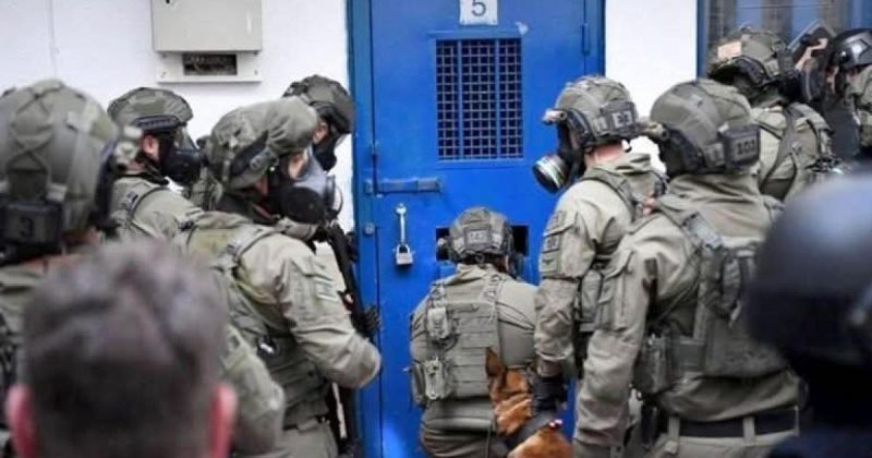 إصابة أسيرين خلال قمع الاحتلال أقسامًا في سجن جانوت