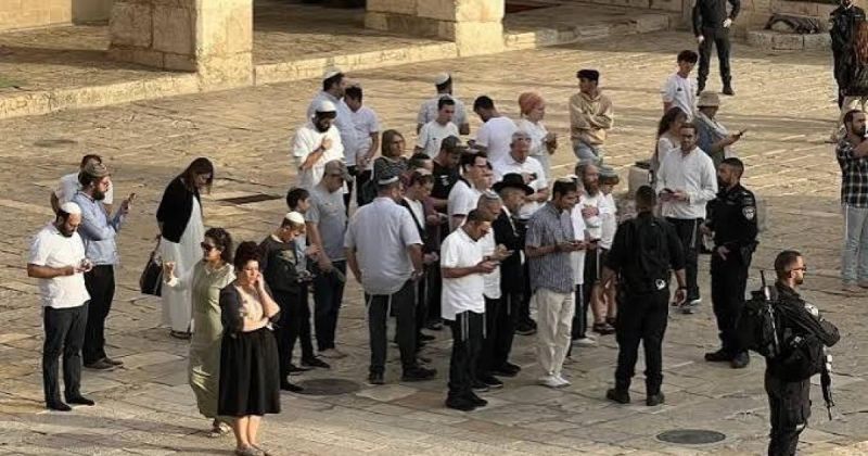 نتنياهو يقتحم حائط البراق ومئات المستوطنين يقتحمون الأقصى