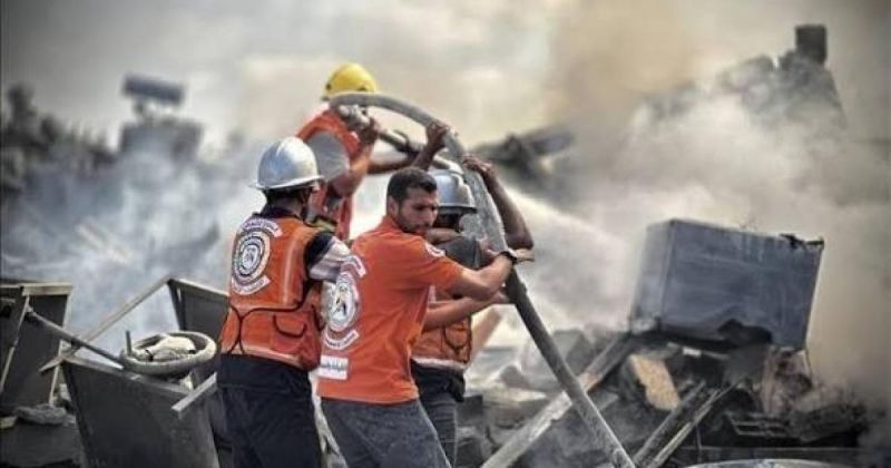 الدفاع المدني يبدأ انتشال جثامين شهداء برج المهندسين في النصيرات