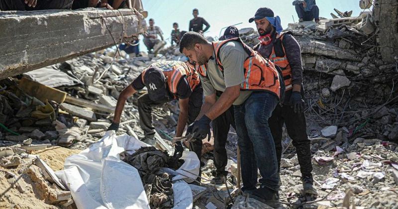 انتشال رفات 13 شهيدًا من تحت أنقاض منازل مدمرة في غزة