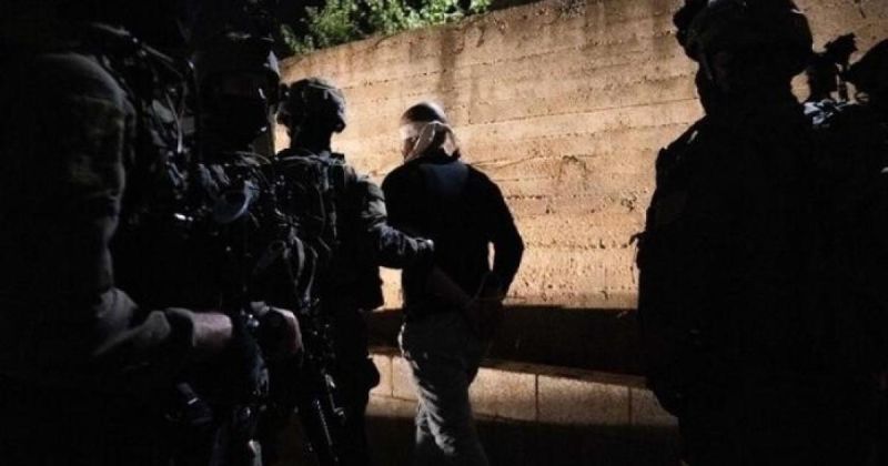 الاحتلال يعتقل 15 مواطنا خلال مداهمات واسعة بالضفة الغربية