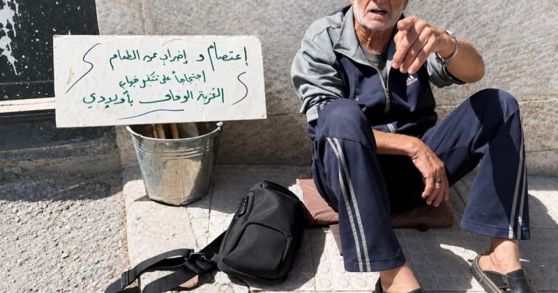 أمام "الوقائي" في الخليل.. أبٌ يعتصم بحثًا عن نجله