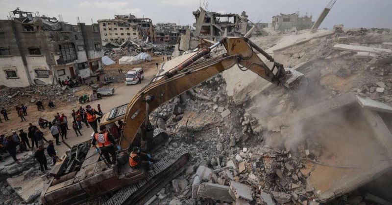 مركز يحذر : نقل ركام غزة يهدد بإتلاف رفات آلاف المفقودين