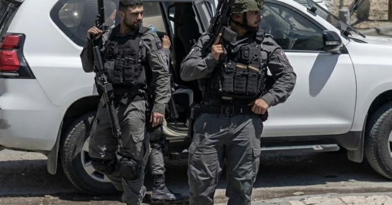 شرطة الاحتلال تعتدي على متظاهرين أمام المحكمة العليا رفضًا لشطب الأحزاب العربية