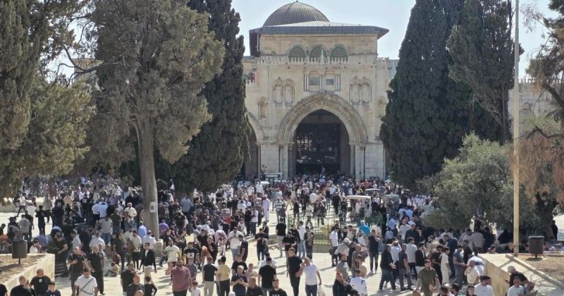 عشرات الآلاف يؤدون صلاة الجمعة في الأقصى رغم التشديدات