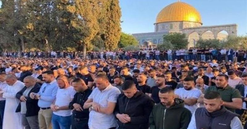 عشرات آلاف المصلين يؤدون صلاة الجمعة في الأقصى وسط تشديدات الاحتلال