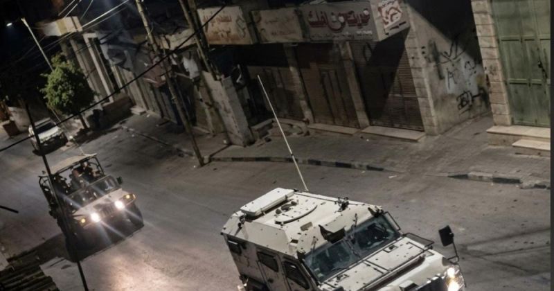 قوات الاحتلال تجبر السكان على إخلاء منازلهم في منطقة الجلدة بالخليل