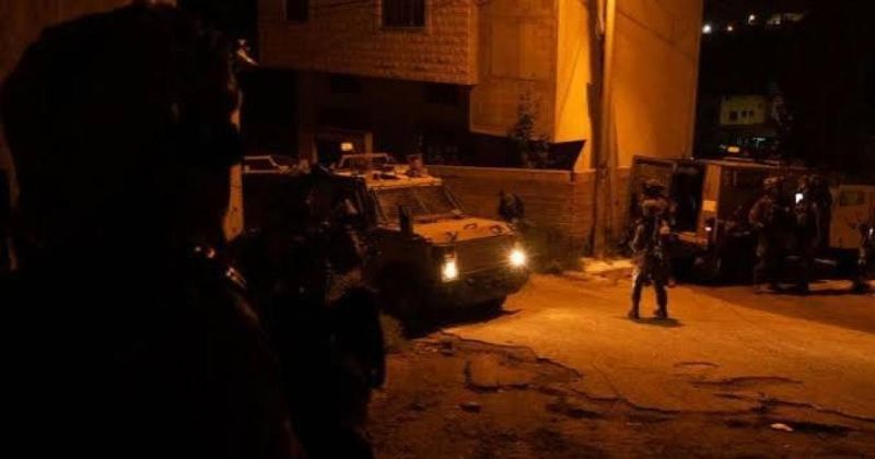 الاحتلال يقتحم منازل أسرى محررين وعائلات مبعدين بالقدس