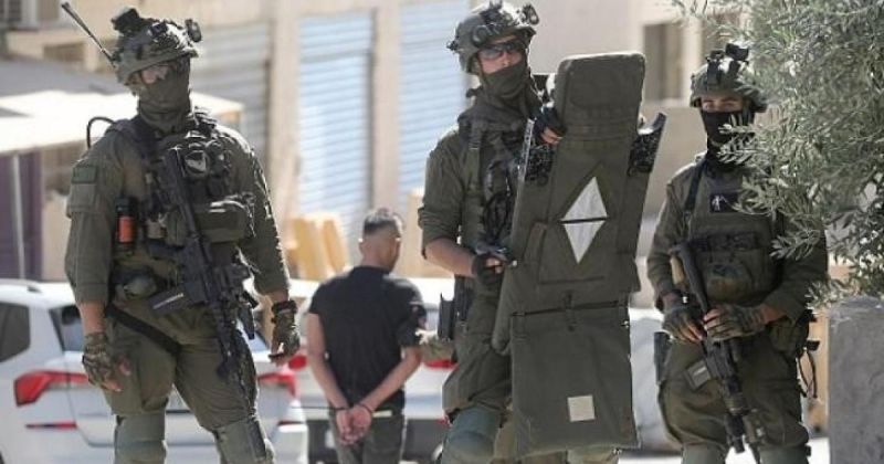 اعتقال 4 شبان خلال مداهمات إسرائيلية بالضفة والقدس