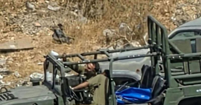 جنديان إسرائيليان يلتقطان "سيلفي" بجثمان شهيد في الخليل