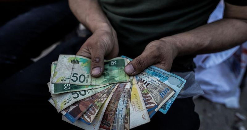 أزمة الكاش .. تجار يغيّرون قواعد الدفع والمواطنون يتحملون الخسائر