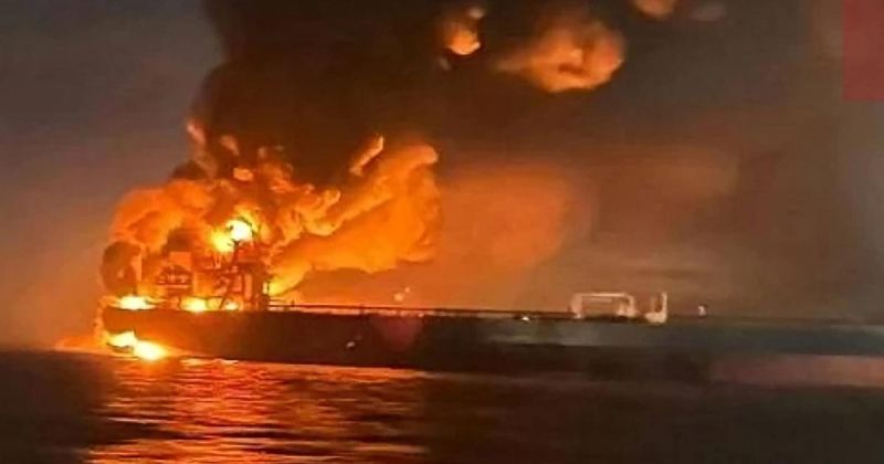 حريق في ناقلة نفط بمضيق هرمز وسط تبادل الاتهامات