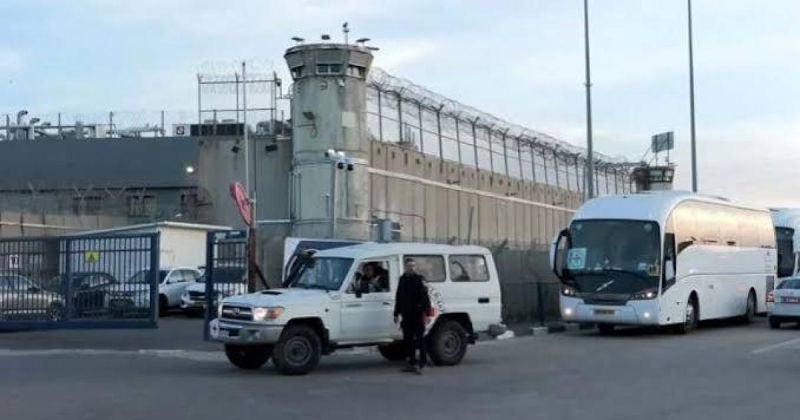 عوفر تنظر في تثبيت اعتقال 40 أسيرًا فلسطينيًا