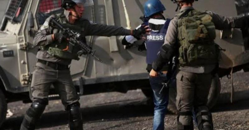 الاحتلال يعتقل الصحفي مصعب قفيشة والإعلامي رياض خميس في الخليل