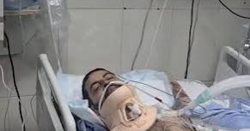 بين سرير المستشفى وباب غزة.. الصحافي عمار قديح ينتظر العلاج