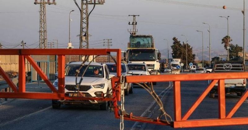 الاحتلال يغلق مداخل رام الله ويشدد القيود على التنقل