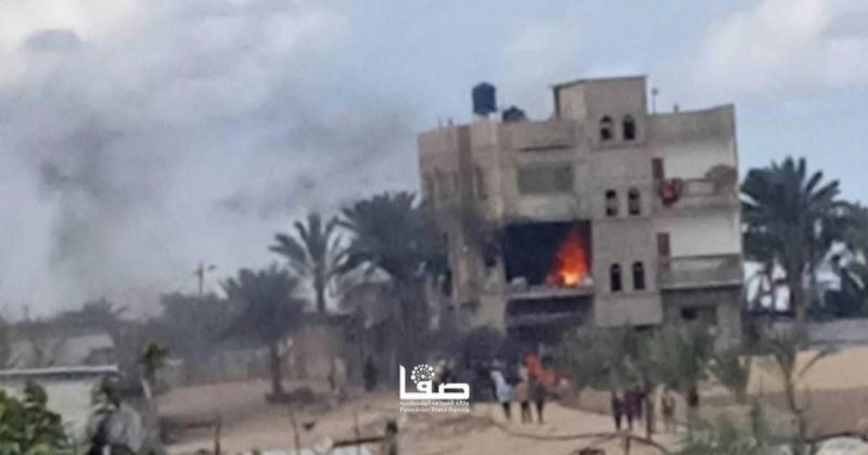 7 مصابين بقصف مدفعي (إسرائيلي) على منزل في مواصي رفح