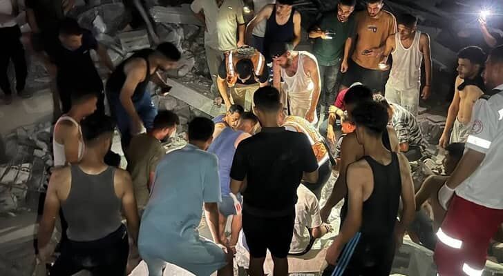 فاجعة في غزة: 8 وفيات وعشرات المفقودين تحت أنقاض مبنى انهار بالنازحين