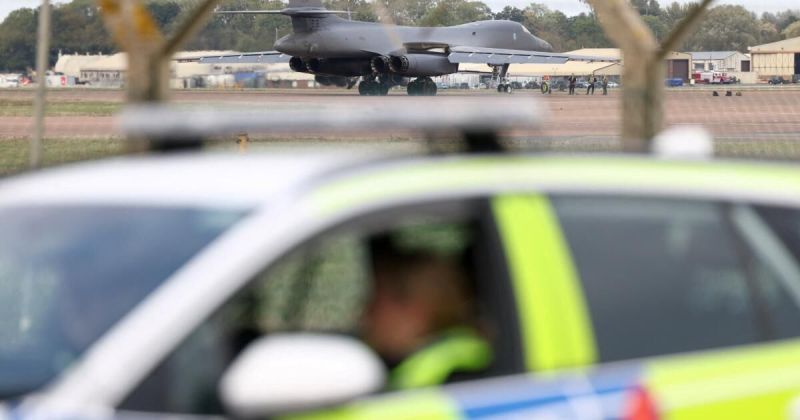 بريطانيا تعتقل شخصاً بتهمة الإرهاب وسط تحقيقات حول نشاط إيراني مشبوه قرب قاعدة جوية