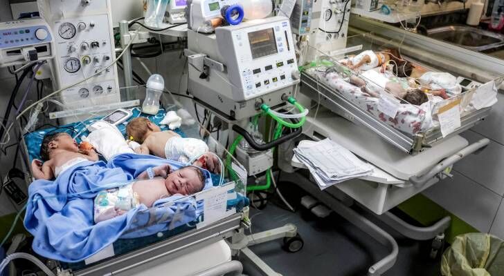 كارثة صحية في مجمع ناصر الطبي: 3 أطفال خدج في حاضنة واحدة بسبب الاكتظاظ ونقص الإمكانيات