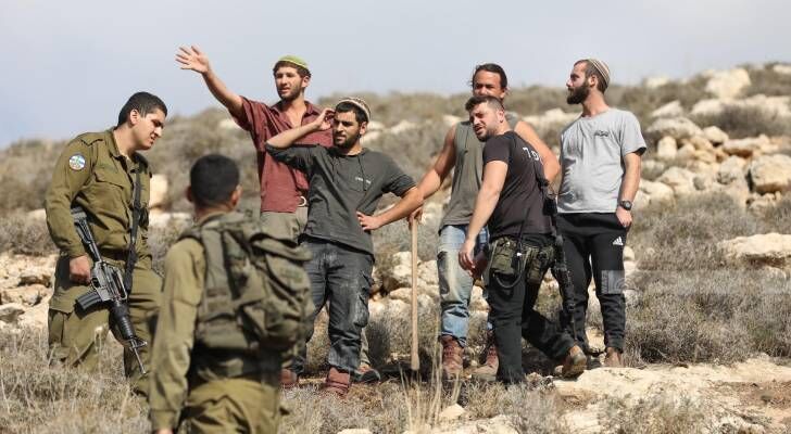 إصابة مواطن وزوجته في هجوم للمستوطنين شمال غرب رام الله