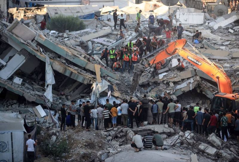 الحكومة الفلسطينية تطالب بإدخال فرق إنقاذ إلى غزة لانتشال عالقين تحت أنقاض مبنى انهار على سكانه