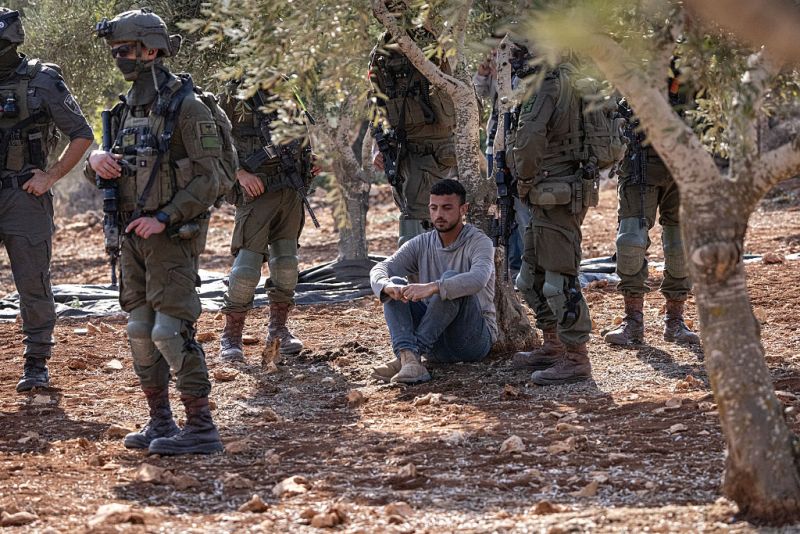 تقرير: اعتداءات جيش الاحتلال والمستوطنين تتسبب بتراجع حاد في إنتاج زيت الزيتون بالضفة