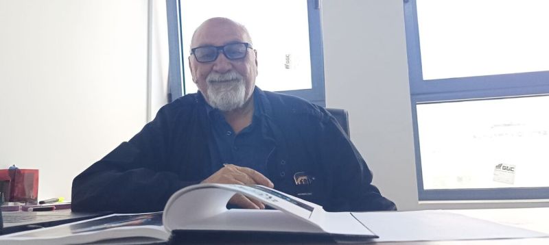 "هندسة الروح".. د. فائق عويس يوظف الذكاء الاصطناعي لبث الحياة بلوحاته الفنية