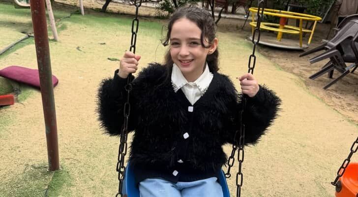نسرين سكيك.. طفلة من غزة تتأهل لنهائيات جائزة عالمية لصناع المحتوى