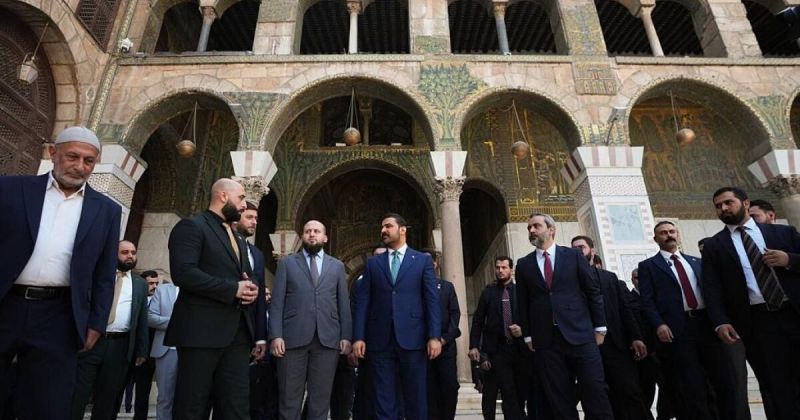 رئيس الوزراء العراقي يتبرع بـ 10 ملايين دولار للجامع الأموي ومرقد السيدة زينب في دمشق