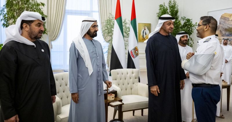 رئيس الإمارات يمنح طاقم «فلاي دبي» وسام زايد الثاني تقديراً لإحباطهم مخططاً إرهابياً