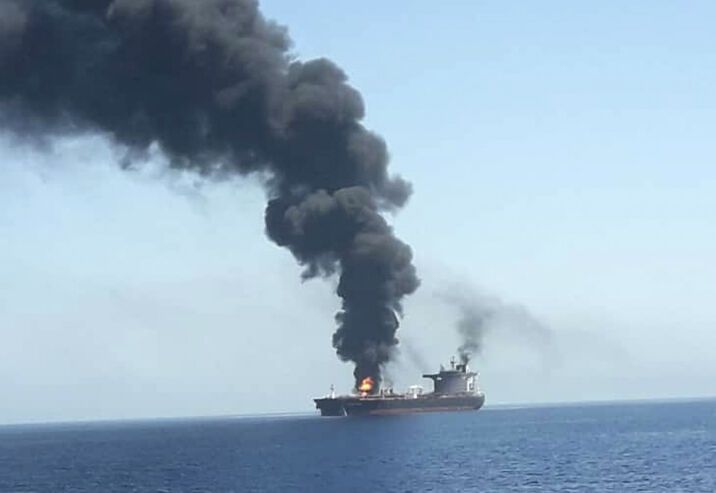 انفجار ناقلة نفط بـ«لغم» في مضيق هرمز وترمب يلوح بخيارات عسكرية غير نووية