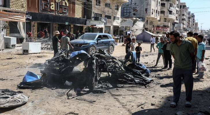 شهيدان بينهما طفلة في غارة استهدفت مركبة غرب مدينة غزة